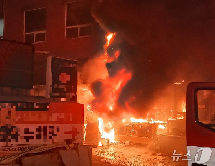 22일 오전 1시 26분쯤 포항시 남구 구룡포읍 한 식당 건물에서 불이 나 소방 당국이 진화하고 있다.(경북소방본부 제공.재판매 및 DB 금지)2025.12.22/뉴스1