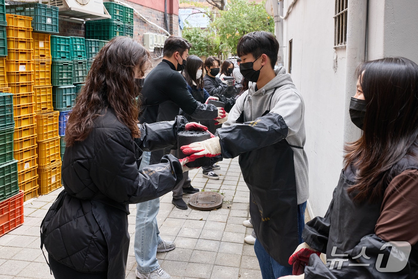 넥센타이어 연탄 기부 및 전달 봉사 활동 사진. (넥센타이어 제공) 