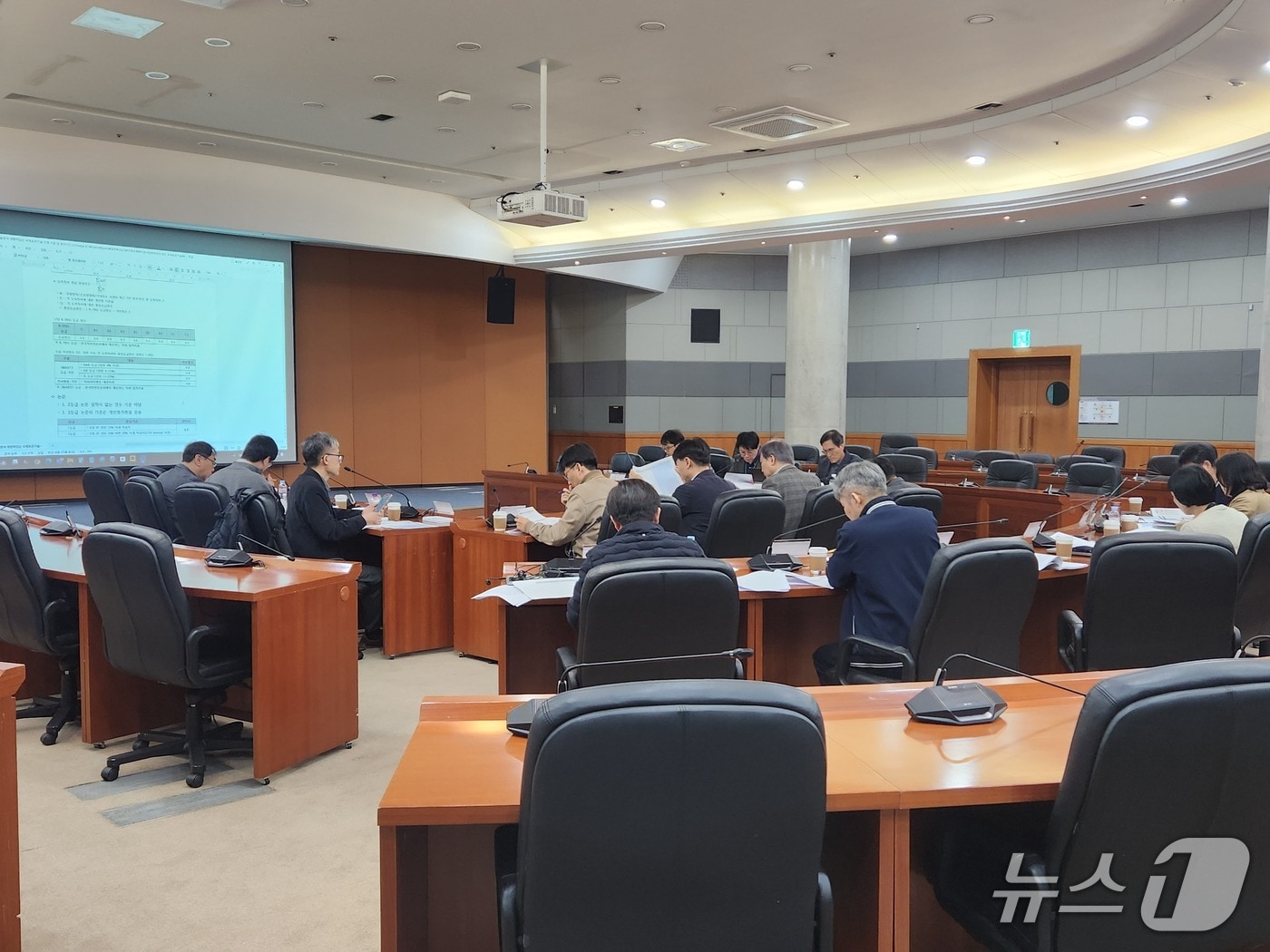 ETRI 내·외부 전문가로 구성된 평가위원회가 영향력 있는 국제표준기술에 대해 평가를 진행하는 모습(ETRI 제공) /뉴스1