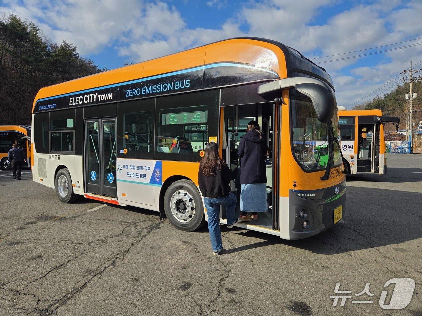 예산군 저상형 전기버스. / 뉴스1
