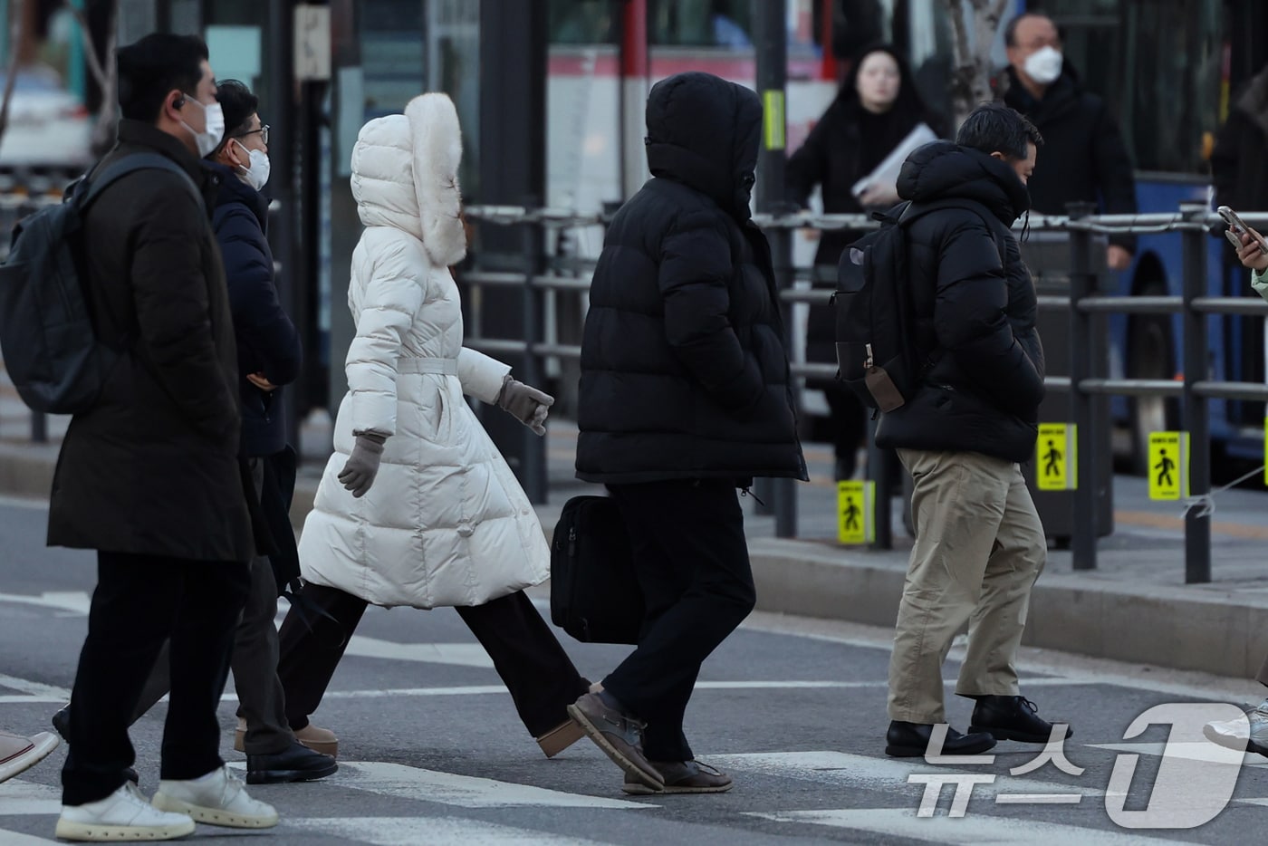 절기상 동지인 22일 오전 서울 광화문사거리에서 출근길 시민들이 발걸음을 재촉하고 있다. 이날 전국 내륙을 중심으로 최저 -10도 안팎의 강추위가 나타났다. 2025.12.22/뉴스1 ⓒ News1 황기선 기자
