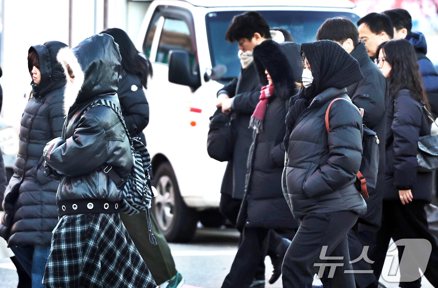 22일 오전 서울 광화문사거리에서 출근길 시민들이 발걸음을 재촉하고 있다. (사진은 기사 내용과 무관함) 2025.12.22/뉴스1 ⓒ News1 황기선 기자