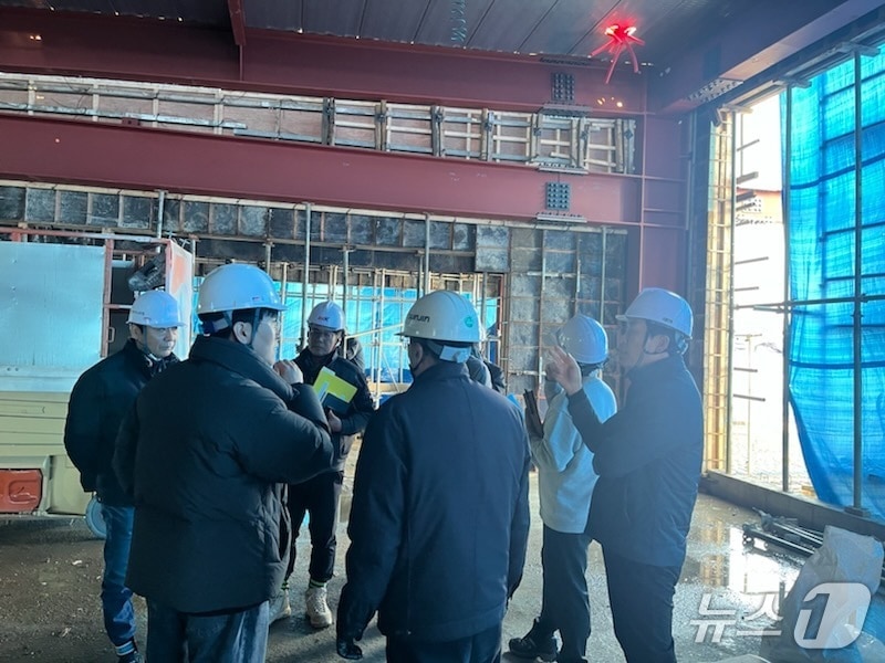 파주시 공사현장 점검팀이 데크플레이트 공법 활용 공사현장에 대해 안전점검을 벌이고 있다. (파주시 제공, 재판매 및 DB금지)