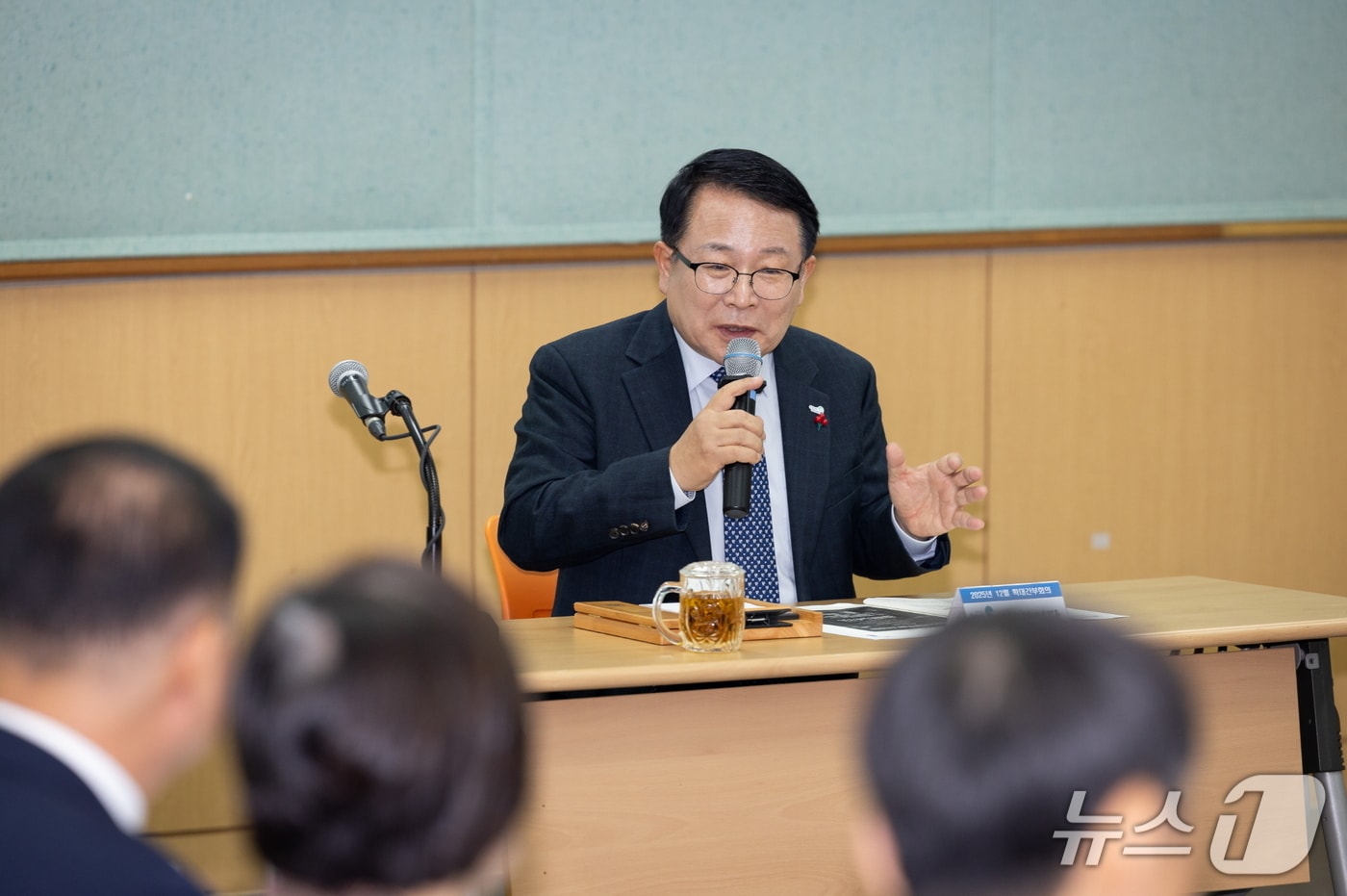 정헌율 전북 익산시장이 22일 열린 확대간부회의에서 연말연시 행정 대층 체계를 점검하고 있다.(익산시 제공. 재판매 및 DB 금지)