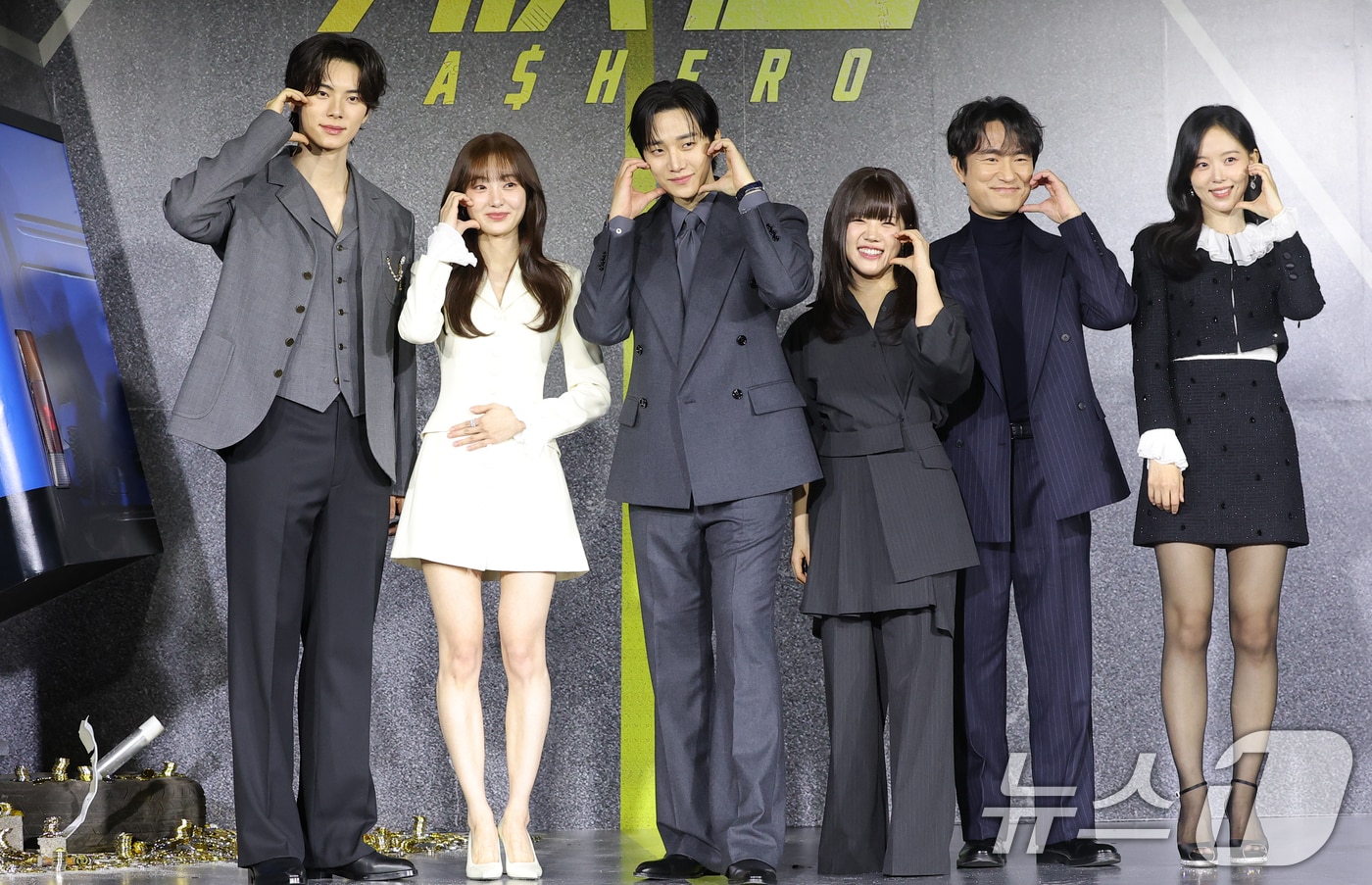 배우 이채민(왼쪽부터)과 김혜준, 이준호, 김향기, 김병철, 강한나가 22일 서울 강남구 웨스틴 서울 파르나스에서 열린 넷플릭스 시리즈 '캐셔로' 제작발표회에 참석해 포즈를 취하고 있다. '캐셔로'는 결혼자금, 집값에 허덕이는 월급쟁이 '상웅'이 손에 쥔 돈만큼 힘이 강해지는 능력을 얻게 되며, 생활비와 초능력 사이에서 흔들리는 생활밀착형 내돈내힘 히어로물이다. 2025.12.22/뉴스1 ⓒ News1 권현진 기자
