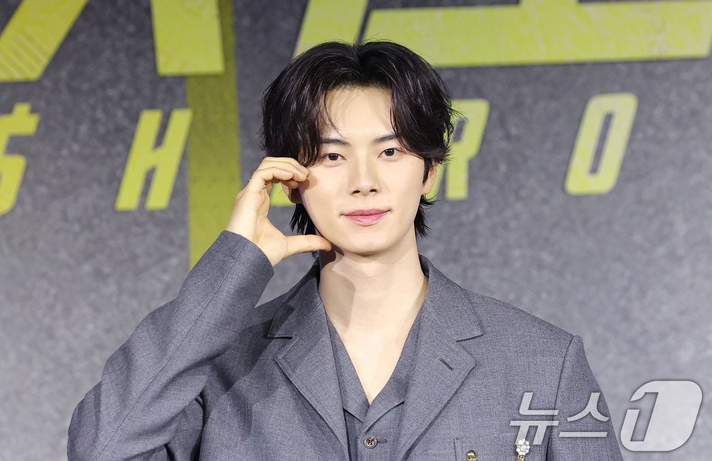 배우 이채민이 22일 서울 강남구 웨스틴 서울 파르나스에서 열린 넷플릭스 시리즈 '캐셔로' 제작발표회에 참석해 포즈를 취하고 있다. '캐셔로'는 결혼자금, 집값에 허덕이는 월급쟁이 '상웅'이 손에 쥔 돈만큼 힘이 강해지는 능력을 얻게 되며, 생활비와 초능력 사이에서 흔들리는 생활밀착형 내돈내힘 히어로물이다. 2025.12.22/뉴스1 ⓒ News1 권현진 기자