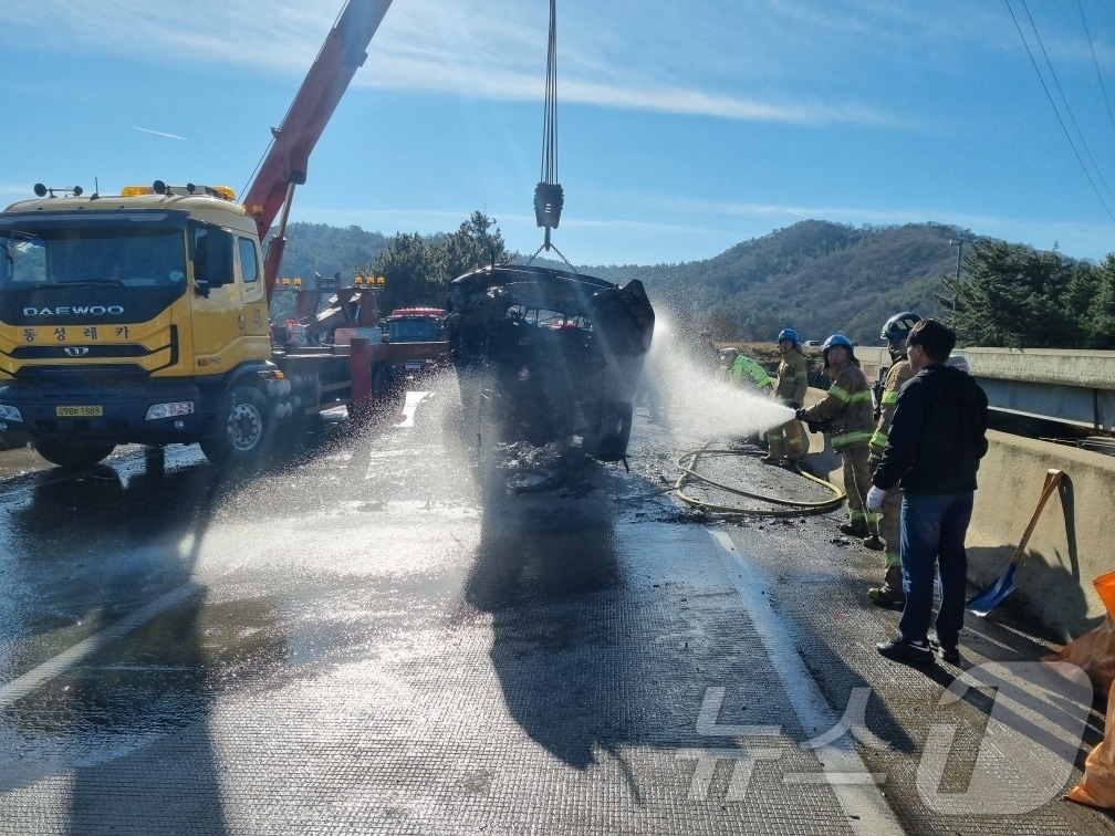 22일 오전 10시 30분쯤 전남 무안군 서해안 고속도로 서울 방면 18㎞ 지점(몽탄2터널 부근)에서 승용차와 SUV 등 차량 7대가 추돌해 화재가 발생한 모습. (무안소방 제공. 재판매 및 DB 금지) 