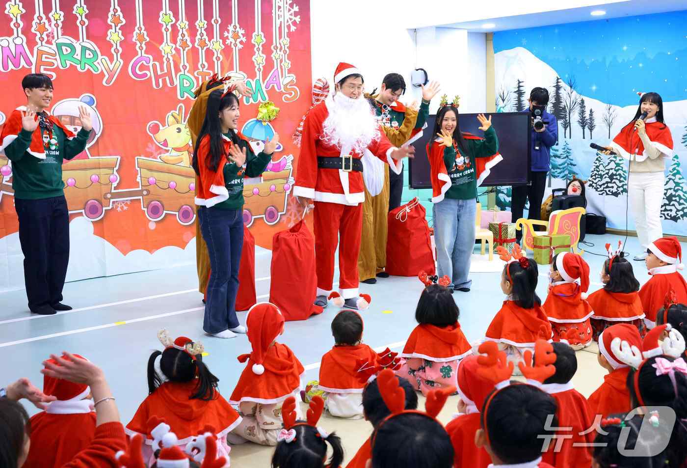이상균 HD현대중공업 부회장이 22일 울산 동구 해피보트 어린이집을 방문해 원아들에게 크리스마스 선물을 전달하고 있다. (HD현대중 제공. 재판매 및 DB 금지) /뉴스1