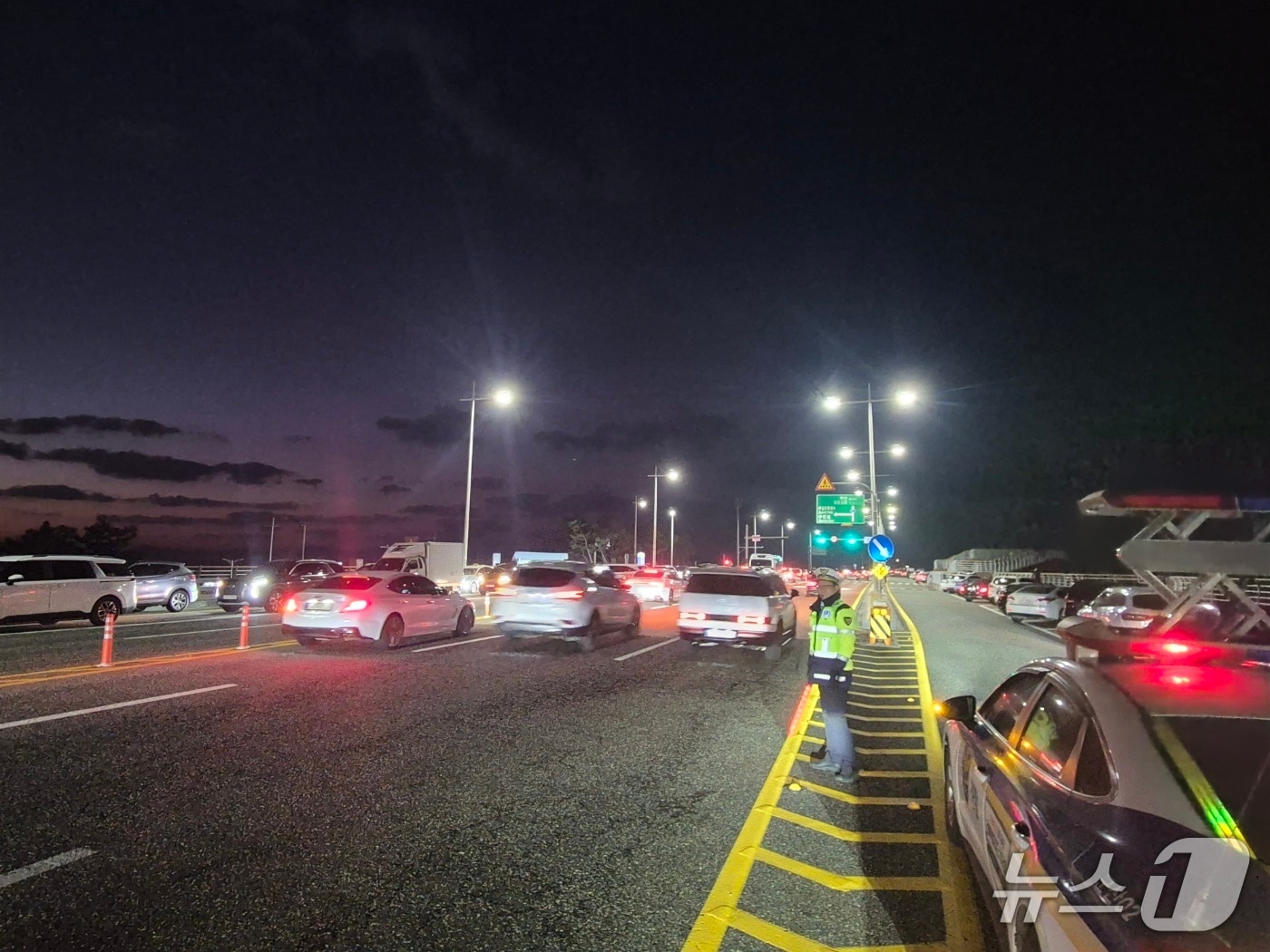 전북 경찰이 군산 해넘이 명소 인근 교차로에서 교통 관리를 하고 있다.(전북경찰청 제공. 재판매 및 DB금지)