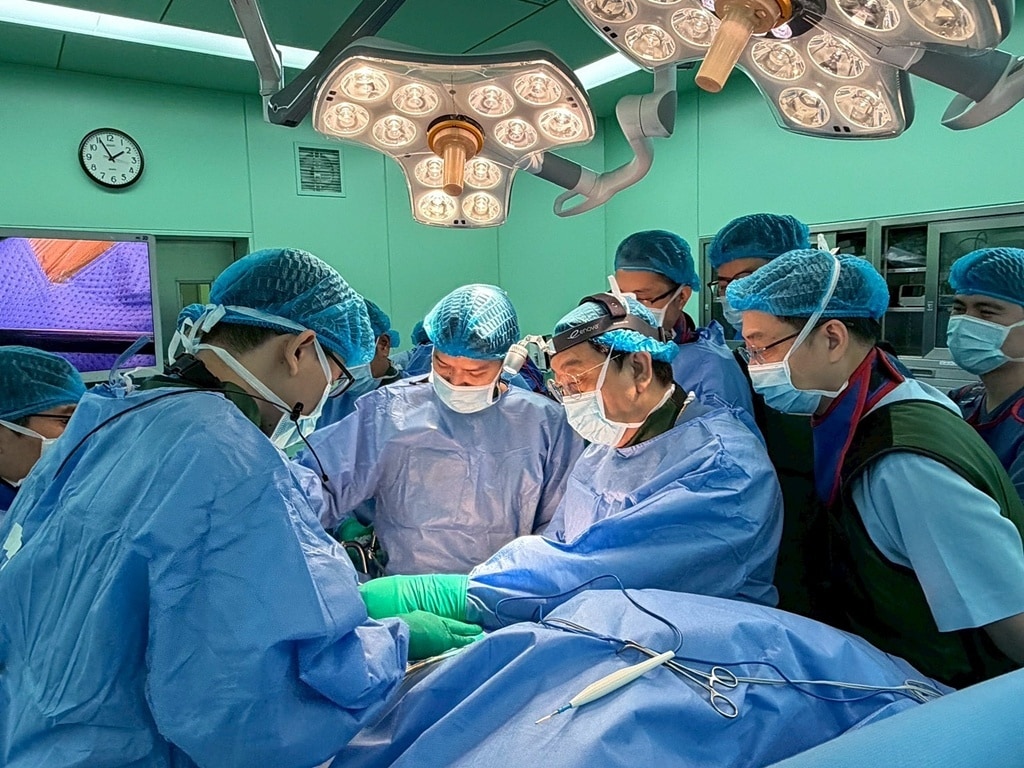  위찬 교수가 워크샵에 참가한 의료진 및 관계자들에게 라이브 서저리를 진행 하고 있는 모습. (엘앤케이바이오메드 제공)