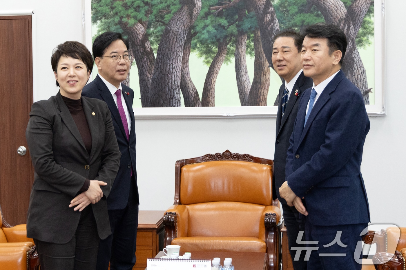 김병기 더불어민주당 원내대표와 송언석 국민의힘 원내대표가 22일 통일교 특검 의제를 논의하고 위해 서울 여의도 국회 운영위원장실에서 회동하고 있다. 2025.12.22/뉴스1 ⓒ News1 이승배 기자