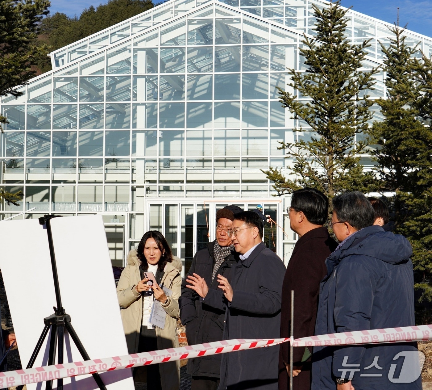 김인호 산림청장(가운데)이 국립한국자생식물원에서 안전점검을 하고 있다. (산림청 제공.재판매 및 DB금지)/뉴스1 