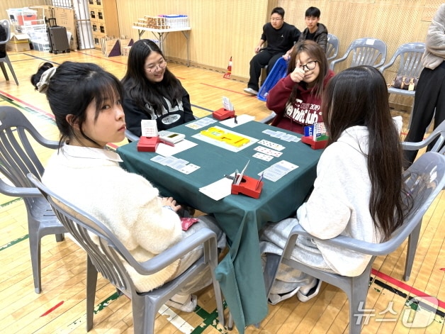 '제1회 봉서중 브리지 페어 토너먼트' 대회에 참가한 봉서중학교 학생들 모습./뉴스1
