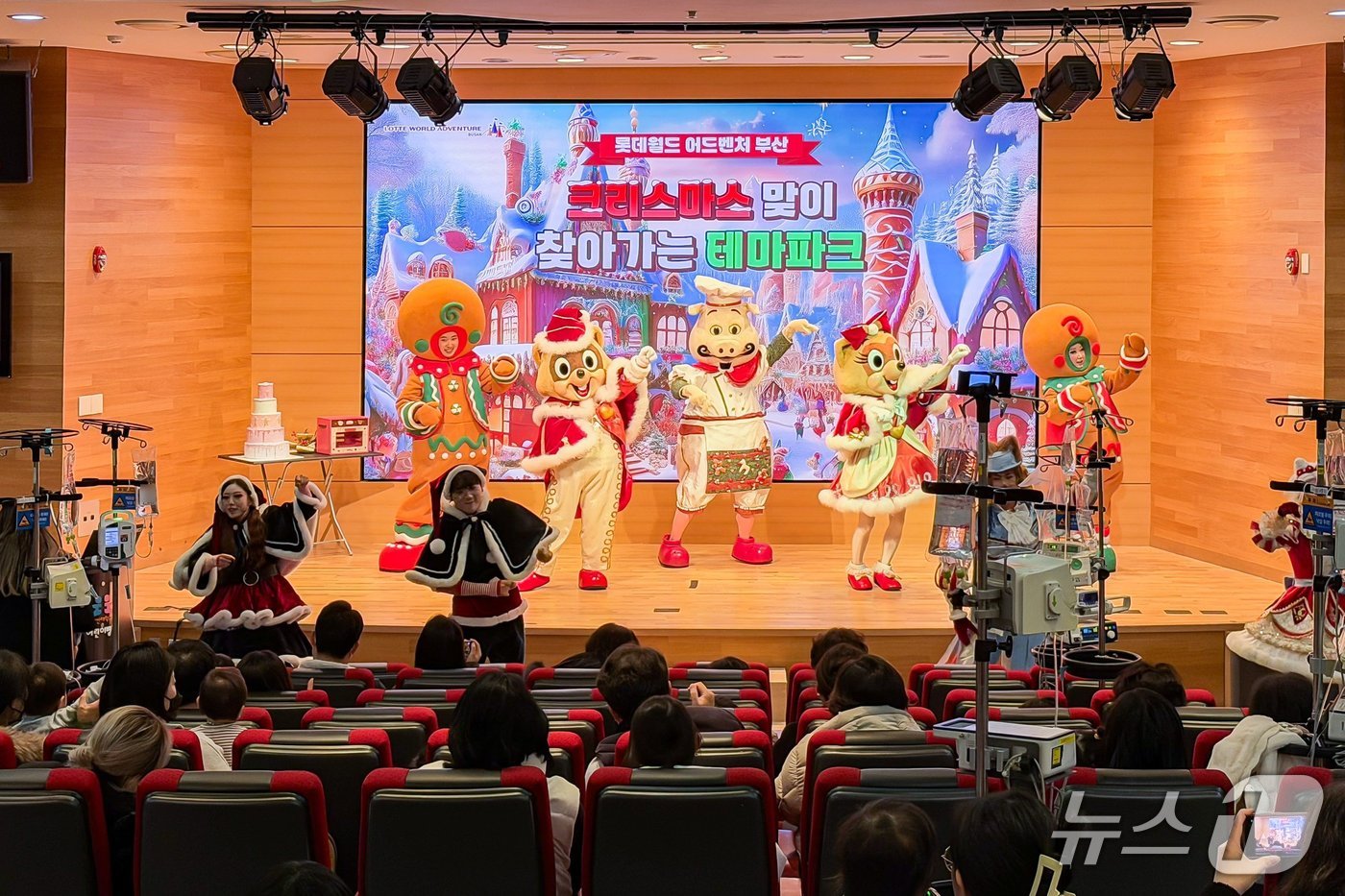 롯데월드 부산, 어린이 환자 위한 '찾아가는 테마파크' 진행 - 뉴스 썸네일 이미지