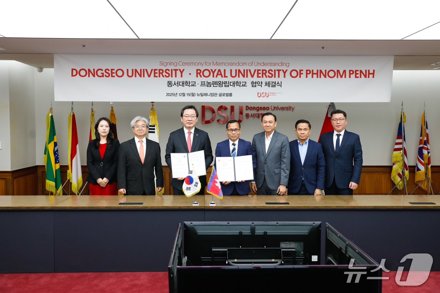 장제국 동서대 총장(왼쪽 세번째)과 쳇 칠리 캄보디아 왕립프놈펜대학교 총장(왼쪽 네번째)이 협약서를 들어 보이고 있다. (동서대 제공. 재판매 및 DB 금지)