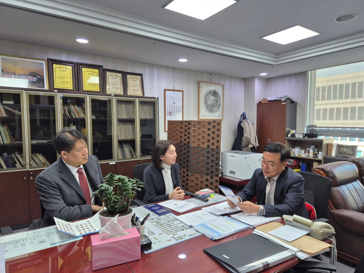 최호정 대한민국시도의회의장협의회장이 이준우(왼쪽) 협의회 사무처장, 서범수 국회의원과 면담하고 있다. (서울시의회 제공)