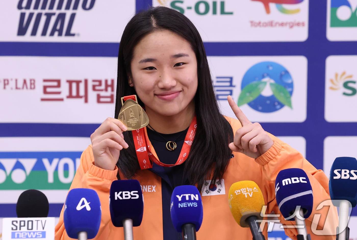 배드민턴 왕중왕전에서 시즌 최다 11관왕 대기록을 달성한 ‘셔틀콕 여제’ 안세영이 22일 오후 인천국제공항을 통해 귀국해 메달을 들고 포즈를 취하고 있다. 2025.12.22/뉴스1 ⓒ News1 오대일 기자