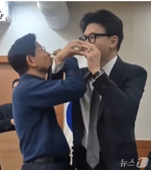  김문수 전 국민의힘 대선후보와 한동훈 전 대표가 지난 17일 원외 당협위원장 모임인 '이호회'에서 만나 러브샷을 하고 있다. (SNS 갈무리) ⓒ 뉴스1