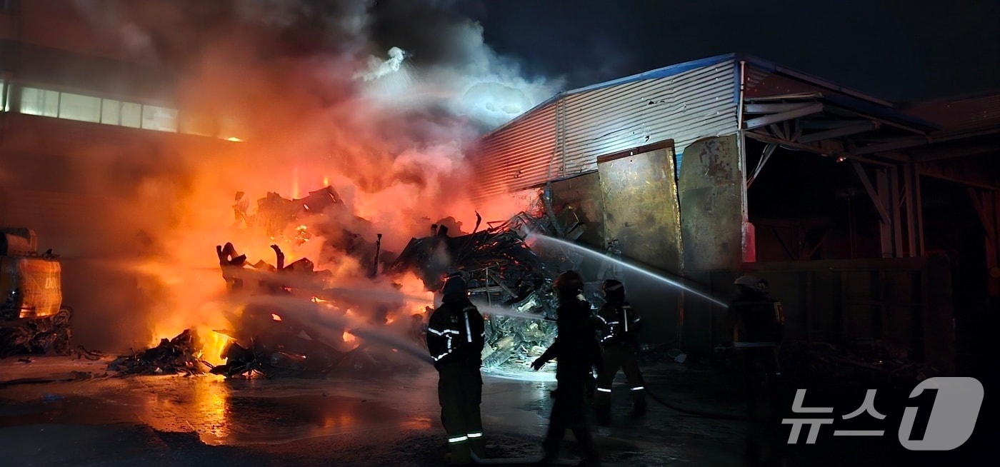 부산 강서구 송정동 한 폐차장에서 불이 나 소방이 진압에 나서고 있는 모습(소방 제공. 재판매 및 DB금지)