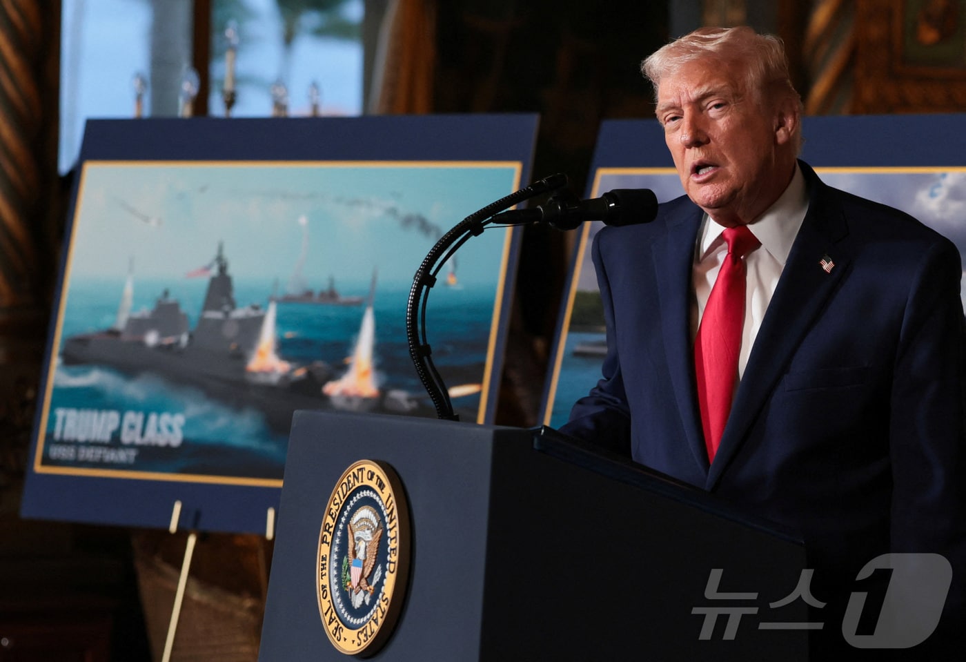 도널드 트럼프 미국 대통령이 22일(현지시간) 플로리다주 마러라고에서 '황금 함대' 구상을 발표하고 있다. 2025.12.22 ⓒ 로이터=뉴스1 ⓒ 로이터=뉴스1 ⓒ News1 허정현 기자