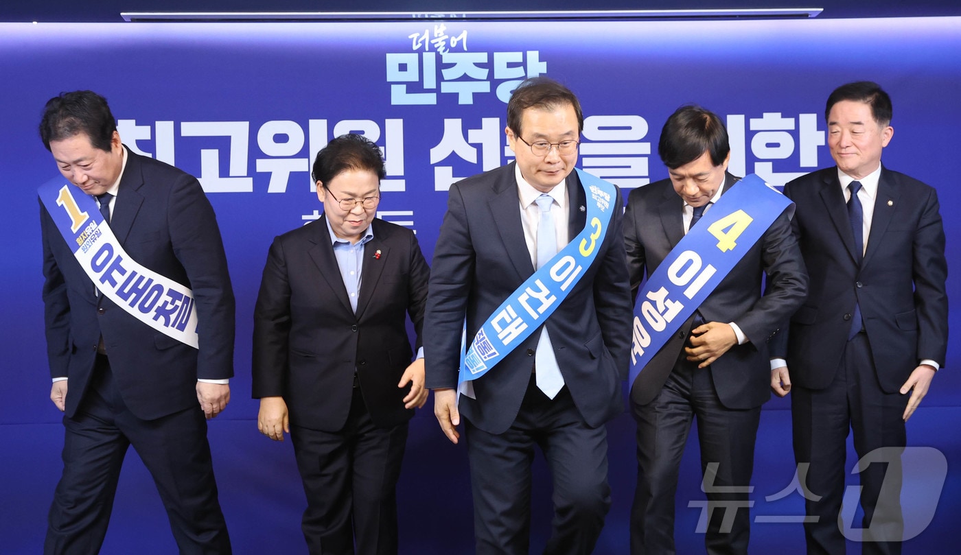 23일 서울 여의도 더불어민주당 중앙당사에서 열린 최고위원 선출을 위한 1차 합동연설회에서 유동철(왼쭉부터), 문정복, 이건태, 이성윤, 강득구 최고위원 후보들이 기념촬영을 마치고 자리로 향하고 있다. 2025.12.23/뉴스1 ⓒ News1 국회사진기자단