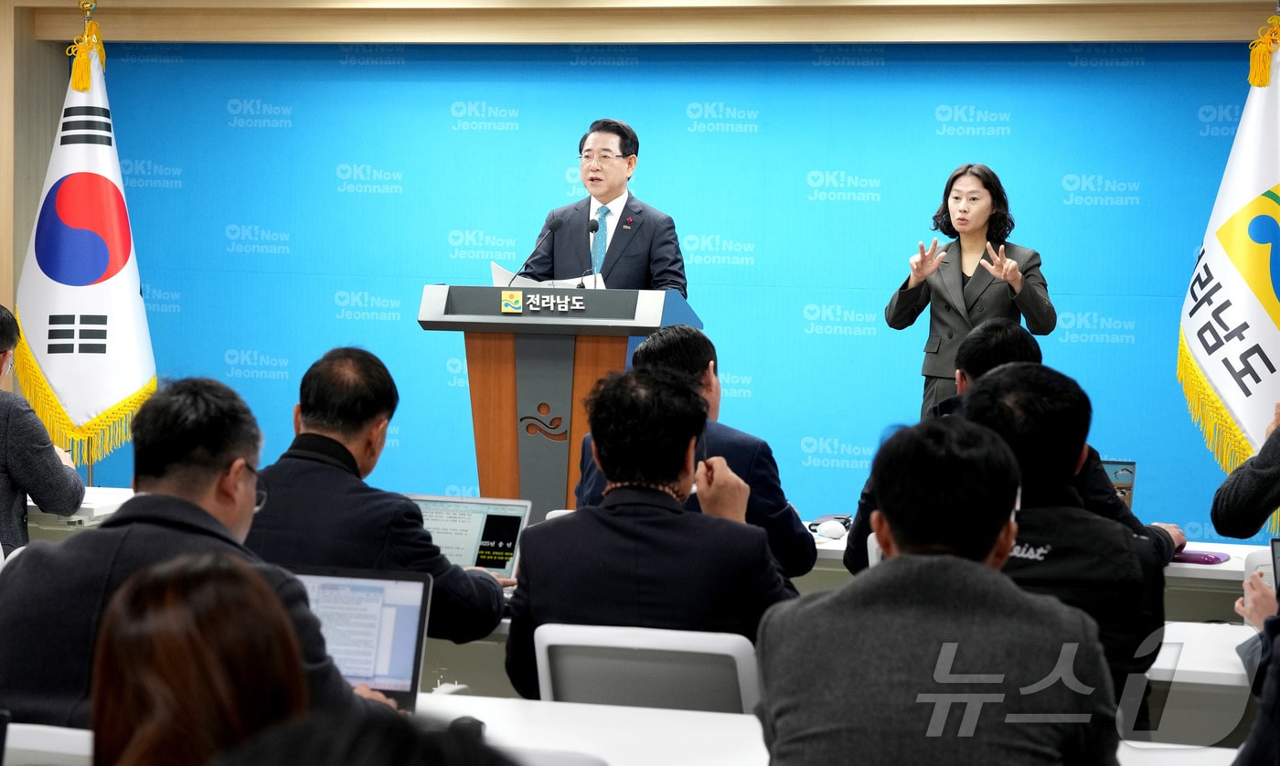 김영록 전라남도지사가 23일 도청 브리핑룸에서 2025년 송년 기자간담회를 갖고 민선 7~8기 주요 성과와 2026년도 도정방향에 대해 발표하고 있다.(전남도 제공. 재판매 및 DB금지) 2025.12.23/뉴스1