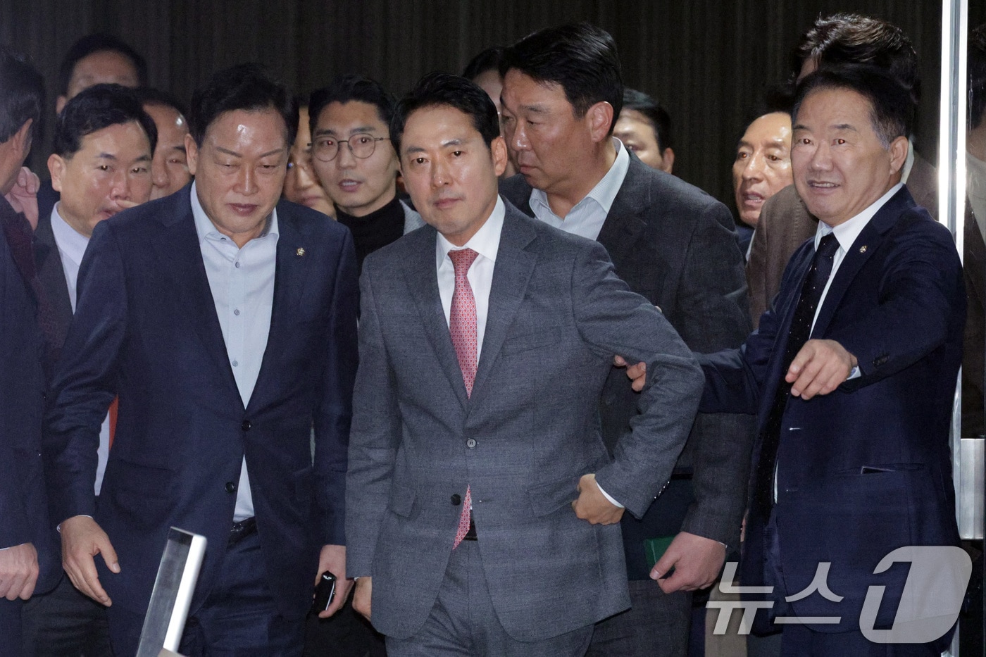 장동혁 국민의힘 대표가 23일 서울 여의도 국회에서 열린 제430회국회(임시회) 제2차 본회의에서 무제한 토론(필리버스터)을 마친 후 본회의장을 나서고 있다. 2025.12.23/뉴스1 ⓒ News1 신웅수 기자