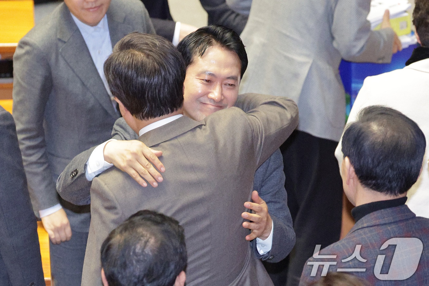 장동혁 국민의힘 대표가 23일 서울 여의도 국회에서 열린 제430회국회(임시회) 제2차 본회의에서 '12·3 윤석열 비상계엄 등에 대한 전담재판부 설치 및 제보자 보호 등에 관한 특별법안(대안)에 대한 수정안'에 대한 무제한 토론(필리버스터)을 마친 후 의원들과 인사하고 있다. 2025.12.23/뉴스1 ⓒ News1 신웅수 기자