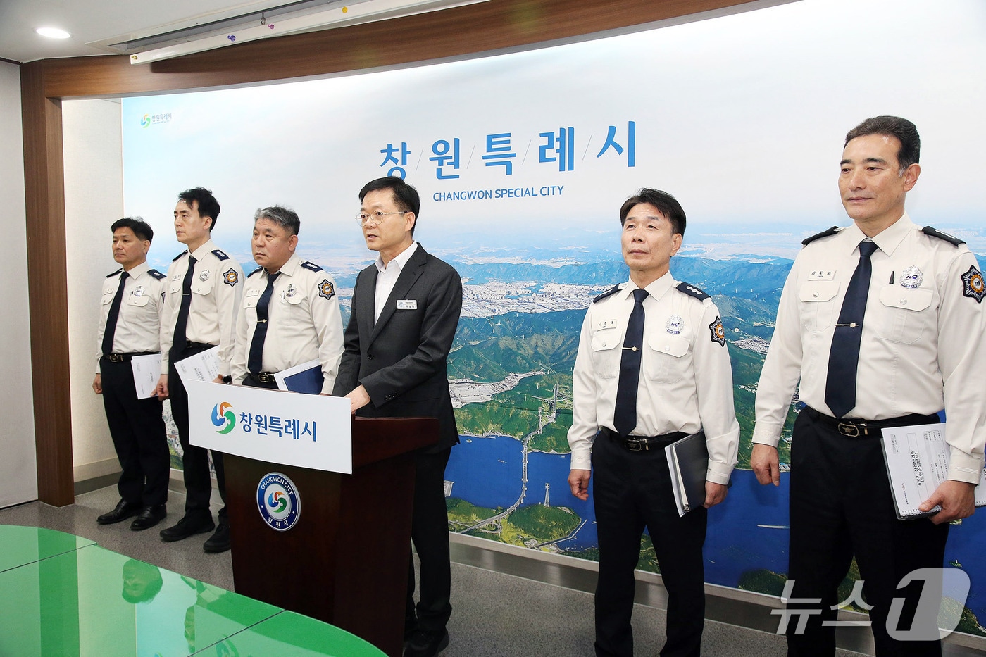 이상기 창원소방본부장(왼쪽 네번째)이 23일 창원시청에서 올해 4분기 정례브리핑을 하고 있다.(창원시 제공. 재판매 및 DB금지)