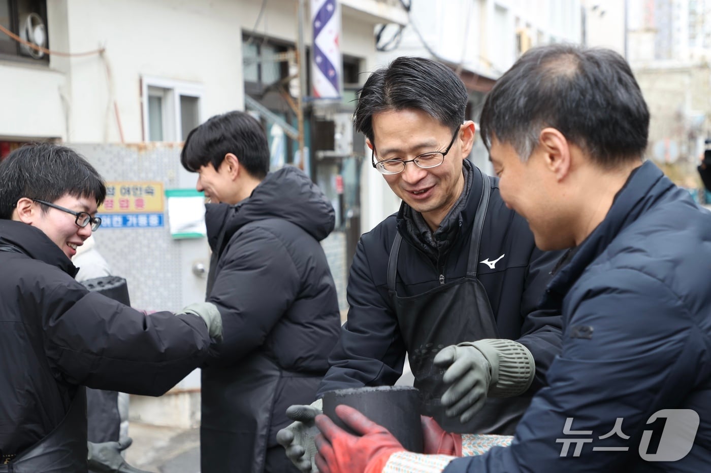 백승보 조달청장(왼쪽 세번째)이 조달청 봉사 동호회 ‘아름다운 사람들’ 회원 등과 함께 연탄을 배달하고 있다. (조달청 제공.재판매 및 DB금지)/뉴스1