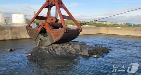 울산 온산항 해양오염퇴적물 정화사업.(울산해수청 제공. 재판매 및 DB금지)/뉴스1