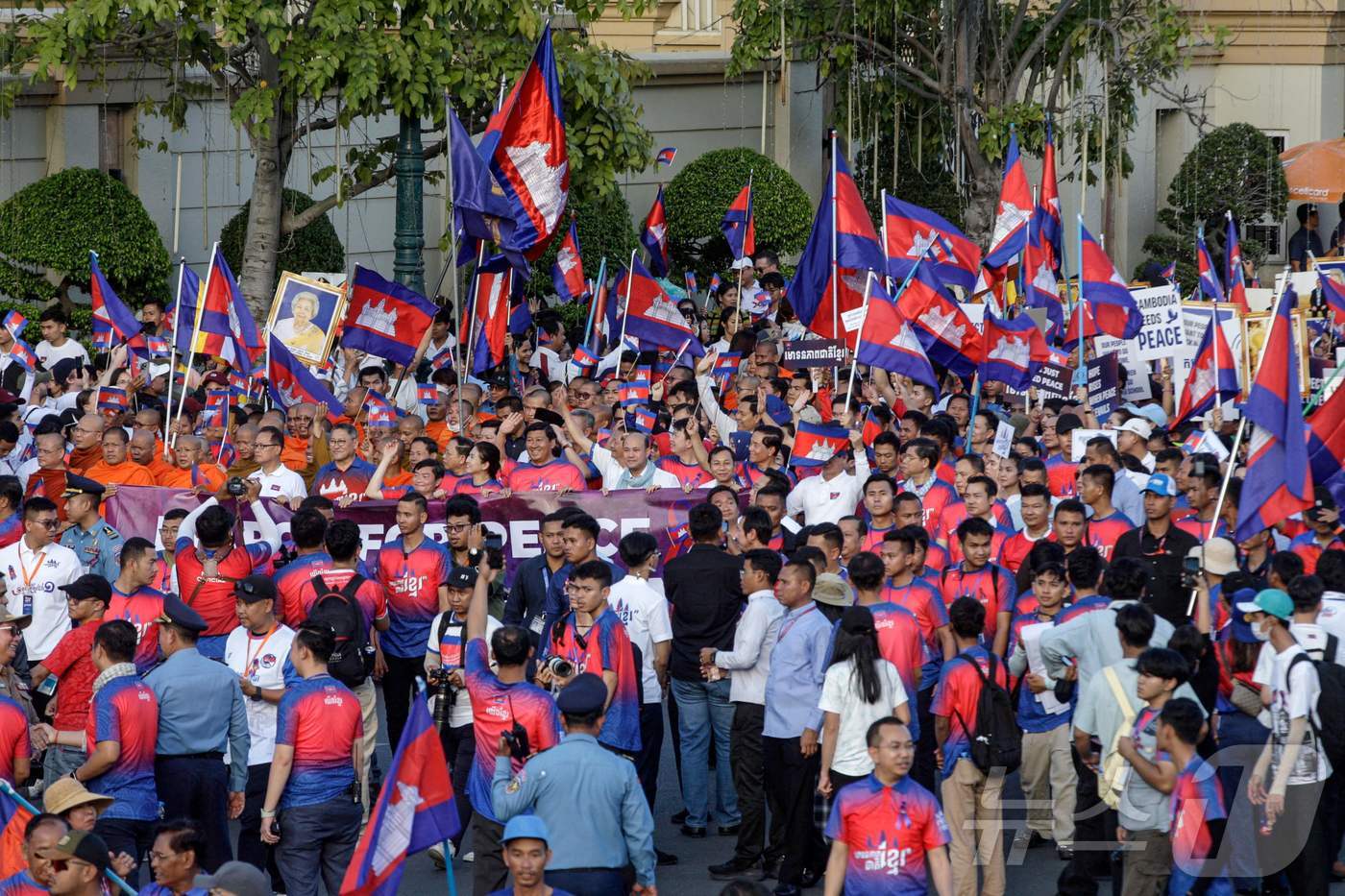 18일(현지시간) 캄보디아 프놈펜에서 캄보디아인들이 캄보디아를 지지하는 행진에 참여하며 캄보디아 국기를 흔들고 있다. 2025.12.18. ⓒ AFP=뉴스1 ⓒ News1 이정환 기자