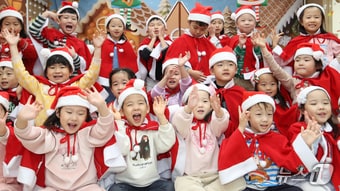 크리스마스를 이틀 앞둔 23일 오후 부산 부산진구청 직장어린이집에서 산타 복장을 한 어린이들이 크리스마스 분위기를 즐기고 있다. 2025.12.23/뉴스1 ⓒ News1 윤일지 기자