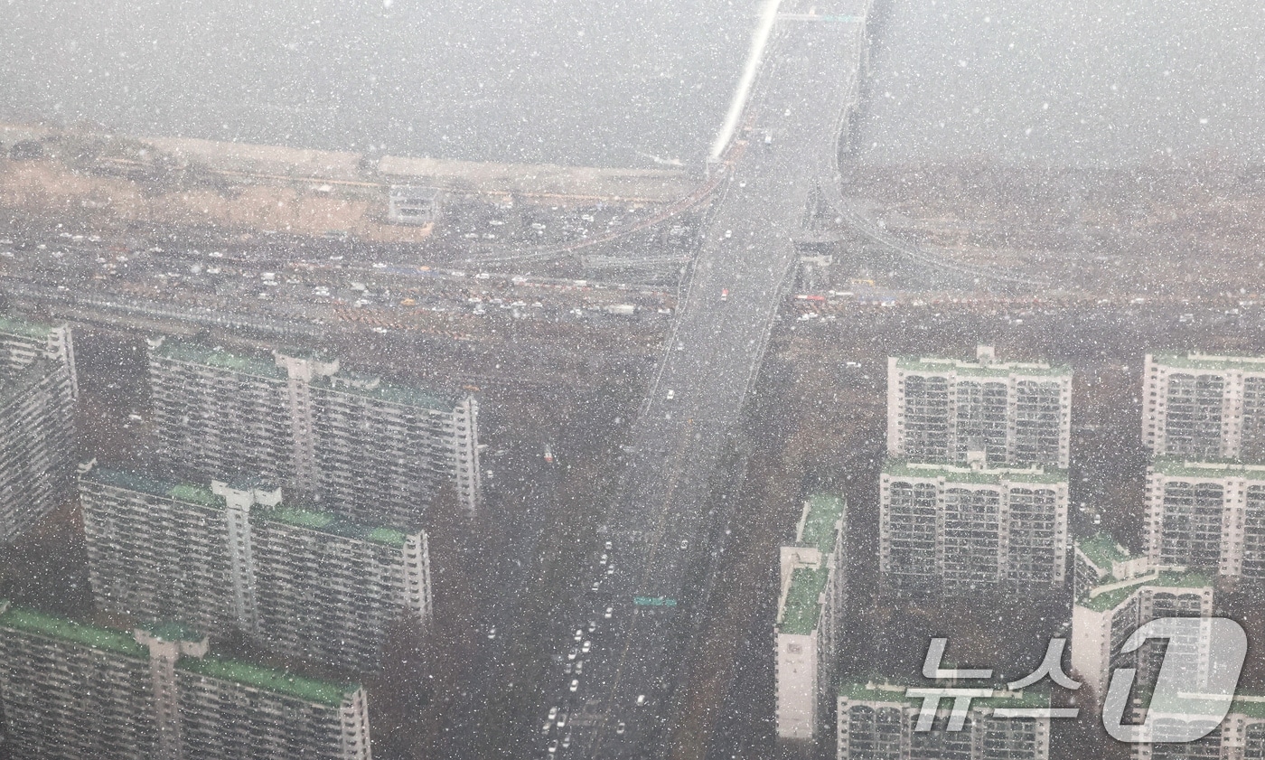 23일 서울 송파구 롯데월드타워 서울스카이에서 바라본 도심에 눈발이 날리고 있다. 2025.12.23/뉴스1 ⓒ News1 장수영 기자