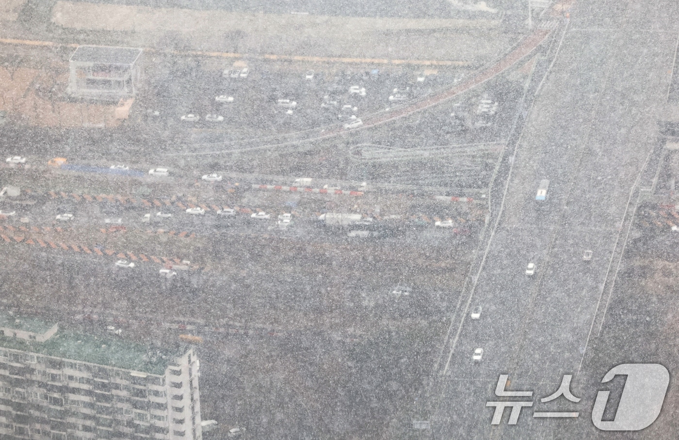 23일 서울 송파구 롯데월드타워 서울스카이에서 바라본 도심에 눈발이 날리고 있다. 2025.12.23/뉴스1 ⓒ News1 장수영 기자
