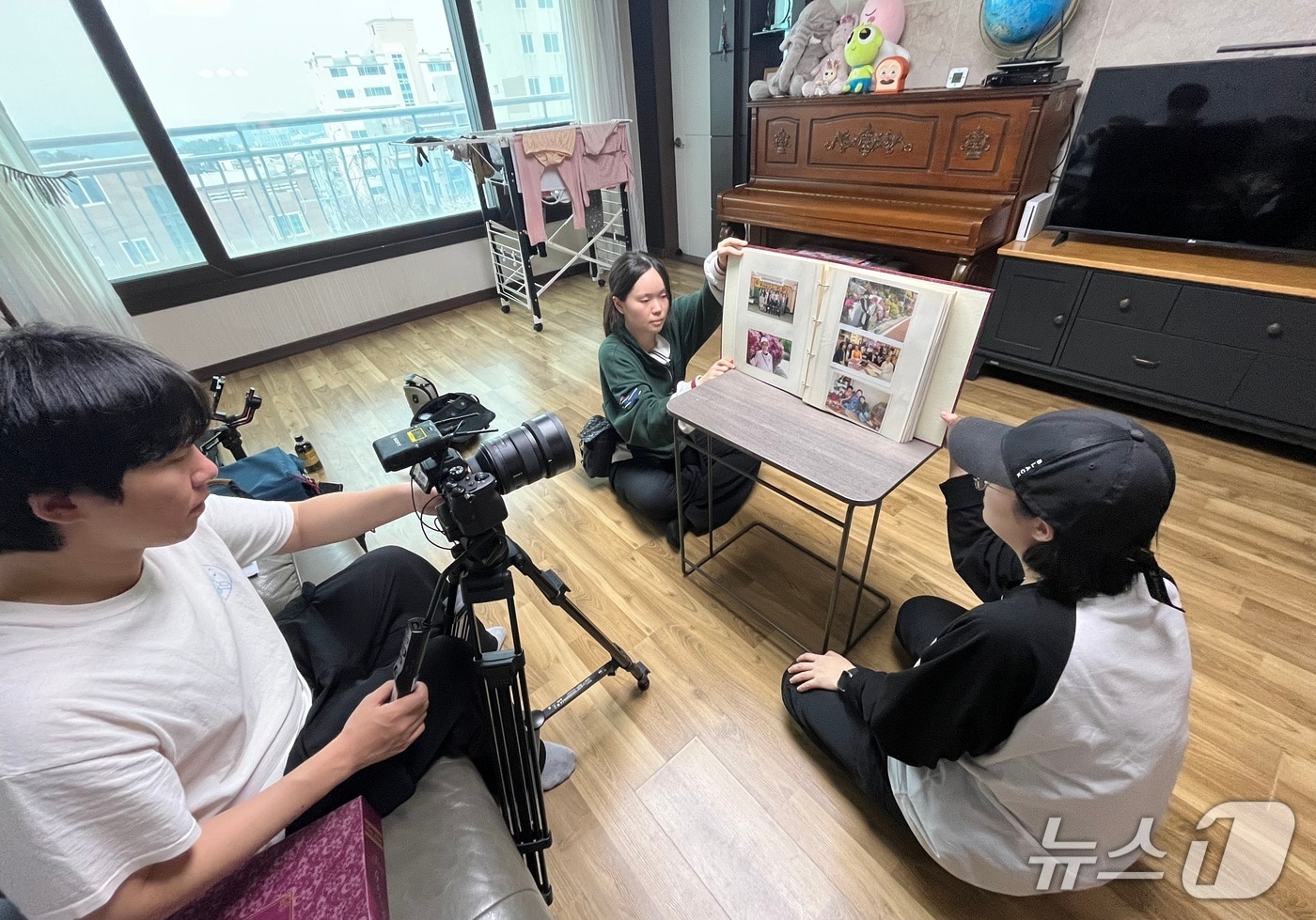 사진 4 2025 움프멘터리 대책 없는 여자 메이킹 스틸