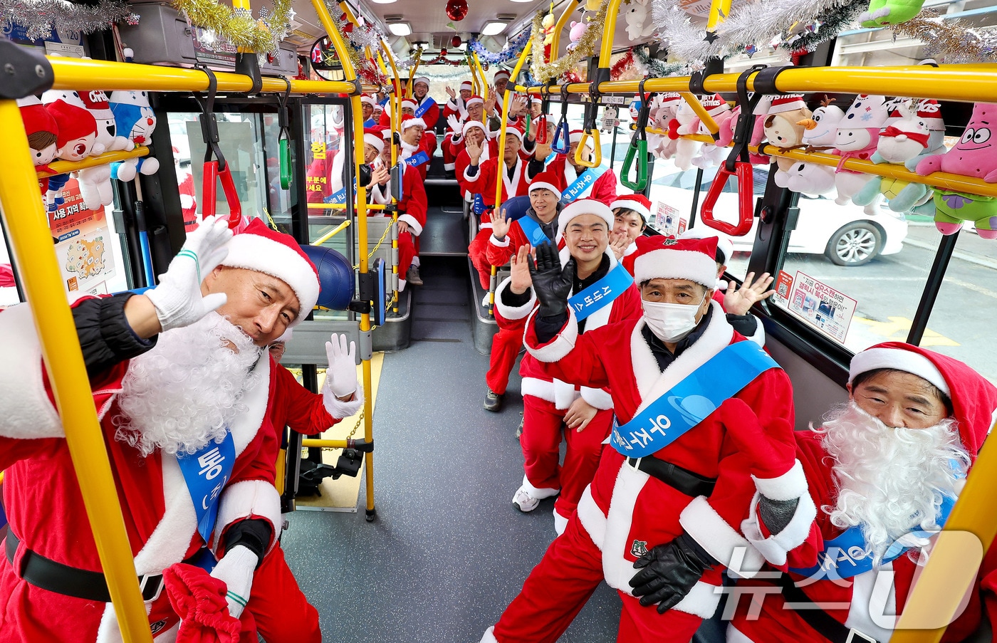 성탄절을 이틀 앞둔 23일 오후 대구 북구 우주교통 차고지에서 열린 산타 발대식에서 산타 복장으로 차려입은 시내버스 기사들이 "메리 크리스마스"를 외치고 있다. 2025.12.23/뉴스1 ⓒ News1 공정식 기자