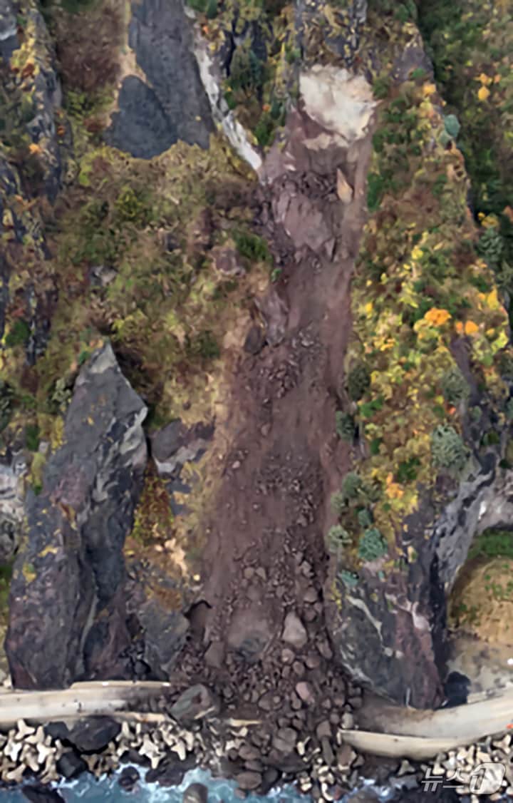 22일 오전 3시쯤 경북 울릉군 울릉읍 엣 통구미터널 인근에서 발생한 낙석으로 송수관로가 파손됐다. 사고로 100여 가구에 수돗물 공급이 중단됐다.(울릉군 제공, 재판매 및 DB금지) 2025.12.23/뉴스1 ⓒ News1 최창호 기자