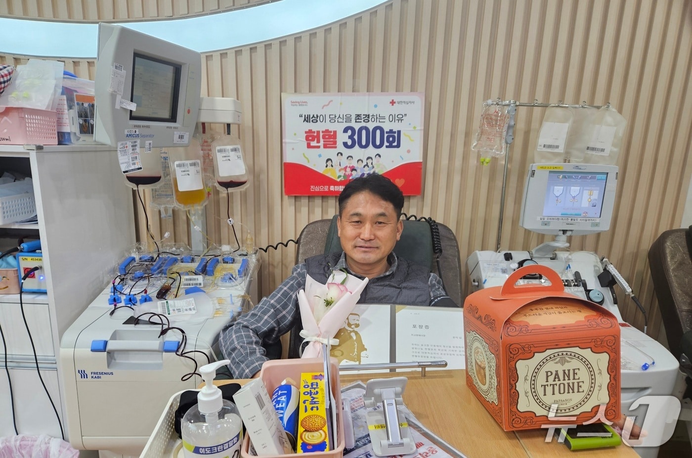 윤석 주무관이 지난 21일 헌혈의집 삼산동센터에서 300번째 헌혈을 하고 있다.(대한적십자사 울산혈액원 제공. 재판매 및 DB금지)/뉴스1