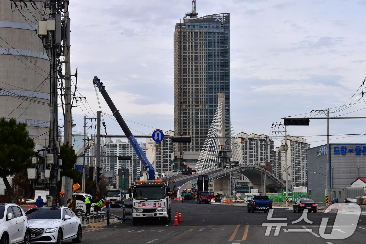 경북 포항시 송도해수욕장과 영일대해수욕장을 연결하는 해오름대교 건설 공사가 막바지로 접어든 23일 신호등 설치공사가 한창이다. 이달 중으로 예정됐던 임시 개통은 내년 1월로 연기됐다.2025.12.23/뉴스1 ⓒ News1 최창호 기자