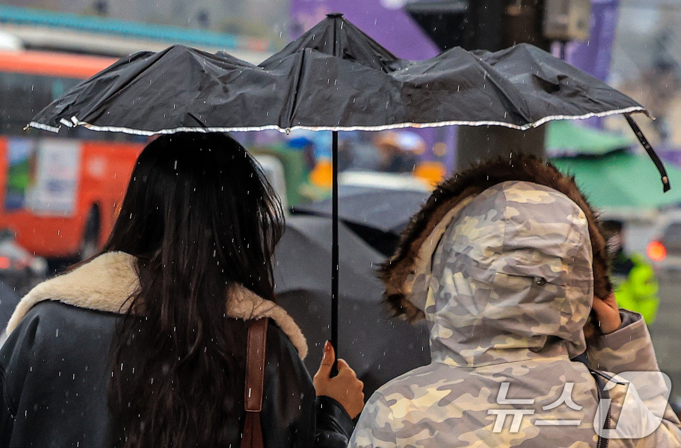  우산을 쓴 시민들이 발걸음을 재촉하고 있다. 2025.12.23/뉴스1 ⓒ News1 이호윤 기자