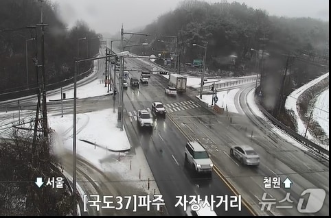 파주 적성면 자장사거리에서 눈길에 차량들이 서행하고 있다. (도로교통정보센터 CCTV, 재판매 및 DB금지)