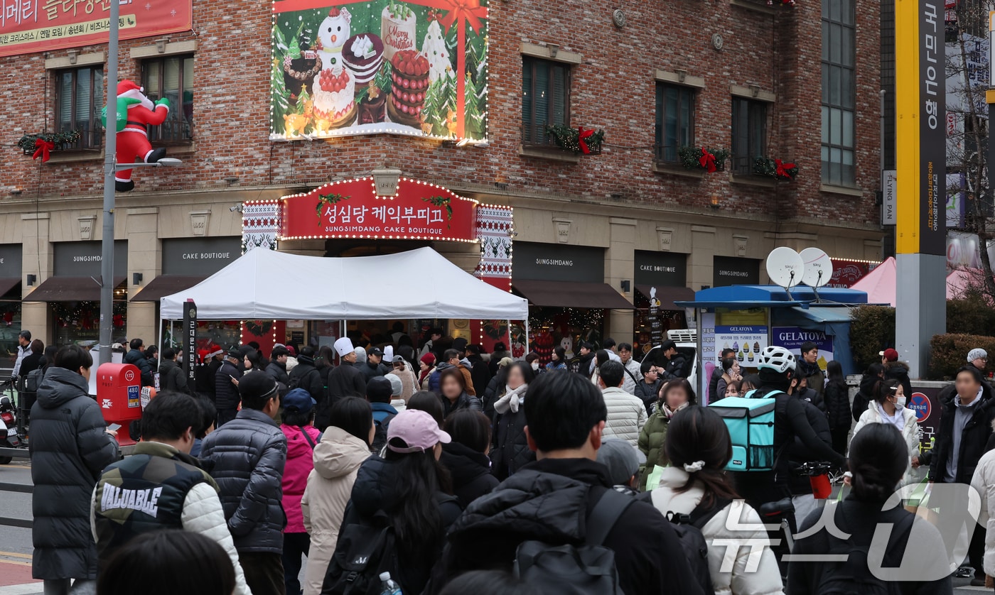 크리스마스를 이틀 앞두고 딸기시루가 출시된 23일 대전 중구 성심당 일대에 빵을 사려는 고객들이 차례를 기다리고 있다. 2025.12.23/뉴스1 ⓒ News1 김기태 기자