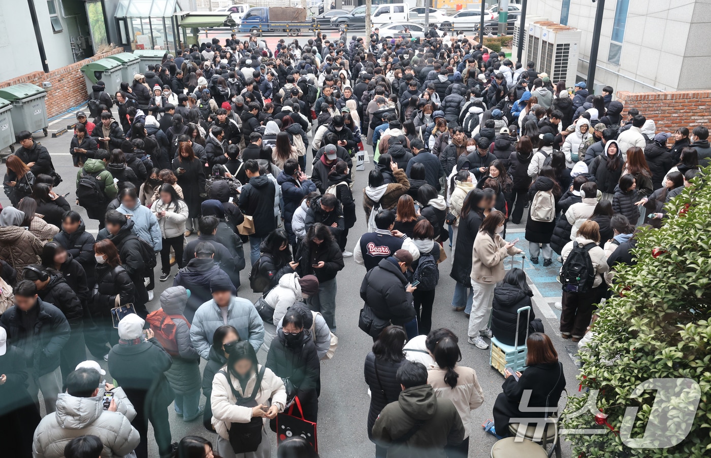 크리스마스를 이틀 앞두고 딸기시루가 출시된 23일 대전 중구 성심당 일대에 빵을 사려는 고객들이 차례를 기다리고 있다. 2025.12.23 ⓒ 뉴스1 김기태 기자