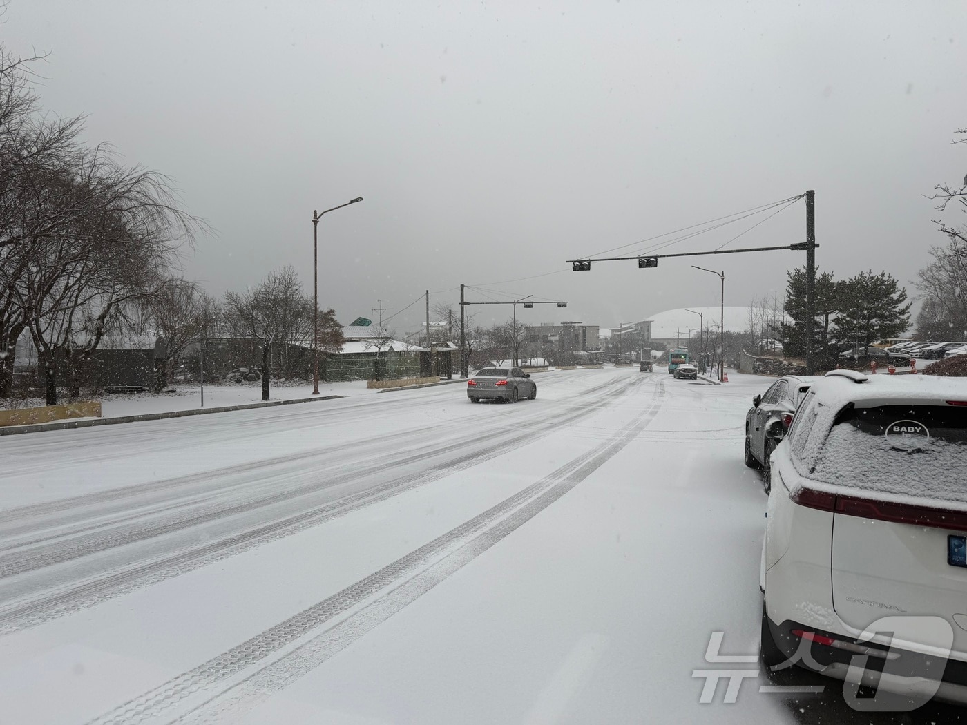 23일 오후 강원 춘천 송암동 일대에 눈이 내리자 차들이 속도를 줄여 지나가고 있다. 2025.12.23/뉴스1 ⓒ News1 한귀섭 기자