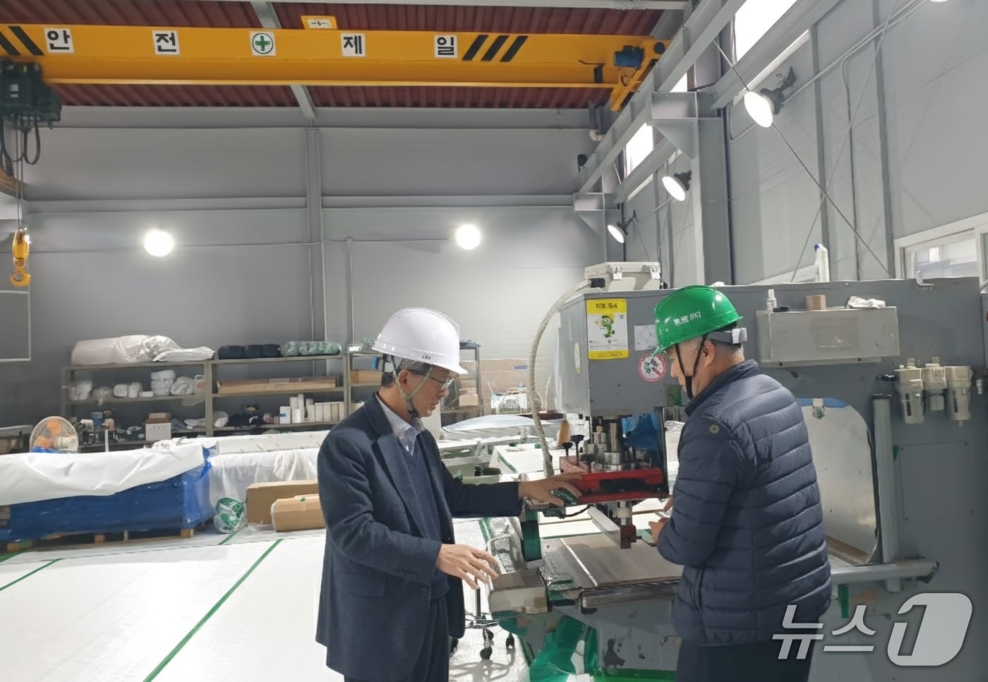 이경원 강원조달청장은 23일 원주 티원㈜ 방문해 기업 현장 목소리를 청취했다.(강원조달청 제공. 재판매 및 DB금지)/뉴스1