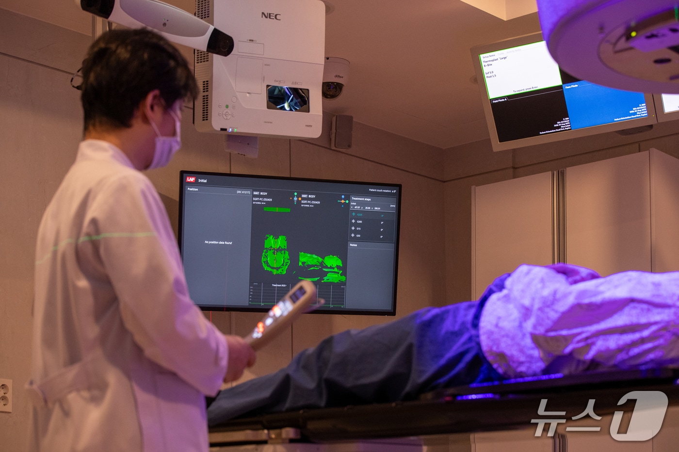 고려대학교 안산병원이 표면유도방사선치료(SGRT) 시스템을 지난 22일 도입해 본격 운영에 들어갔다고 23일 밝혔다. 표면유도방사선치료(SGRT)는 신체 표면을 실시간 스캔해 치료 위치를 정확하게 추적한다.(고려대학교 안산병원 제공)