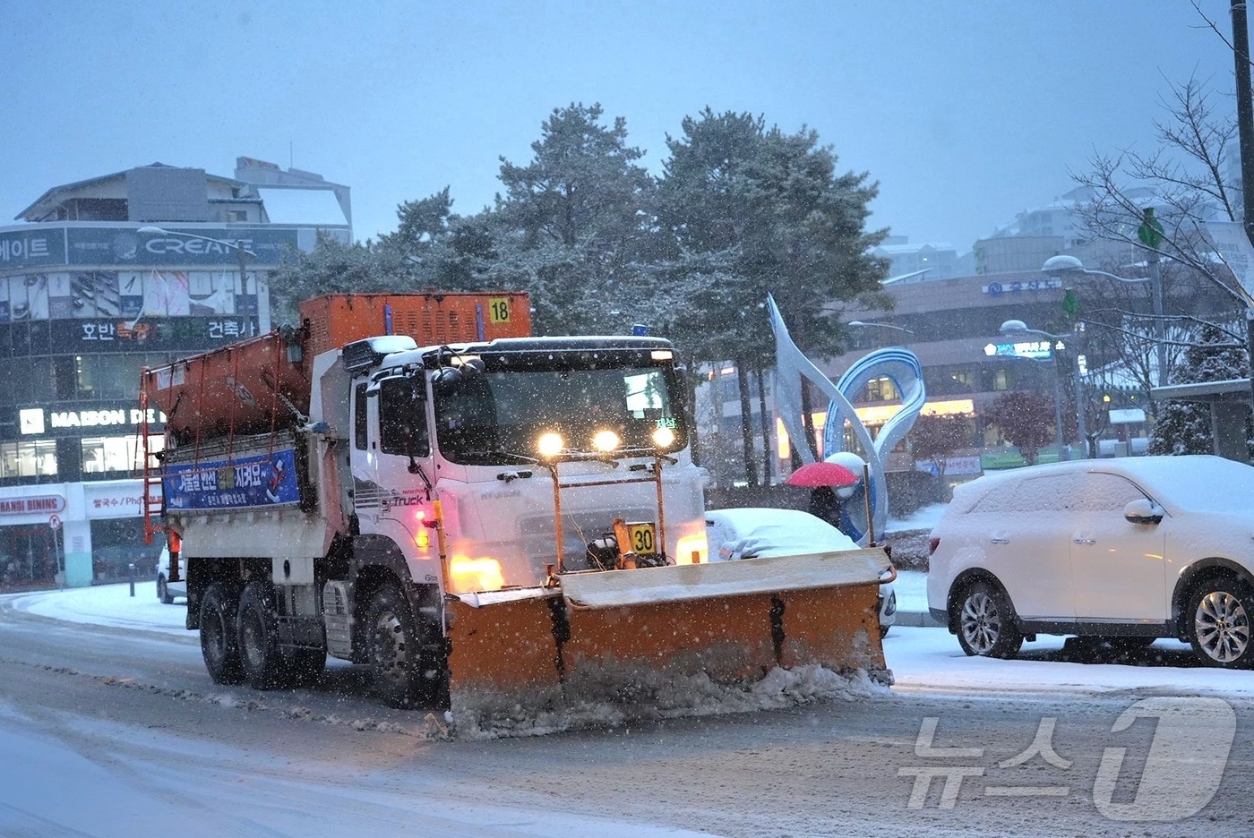 제설 차량이 도로 제설 작업을 진행하고 있다.(자료사진)/뉴스1 DB