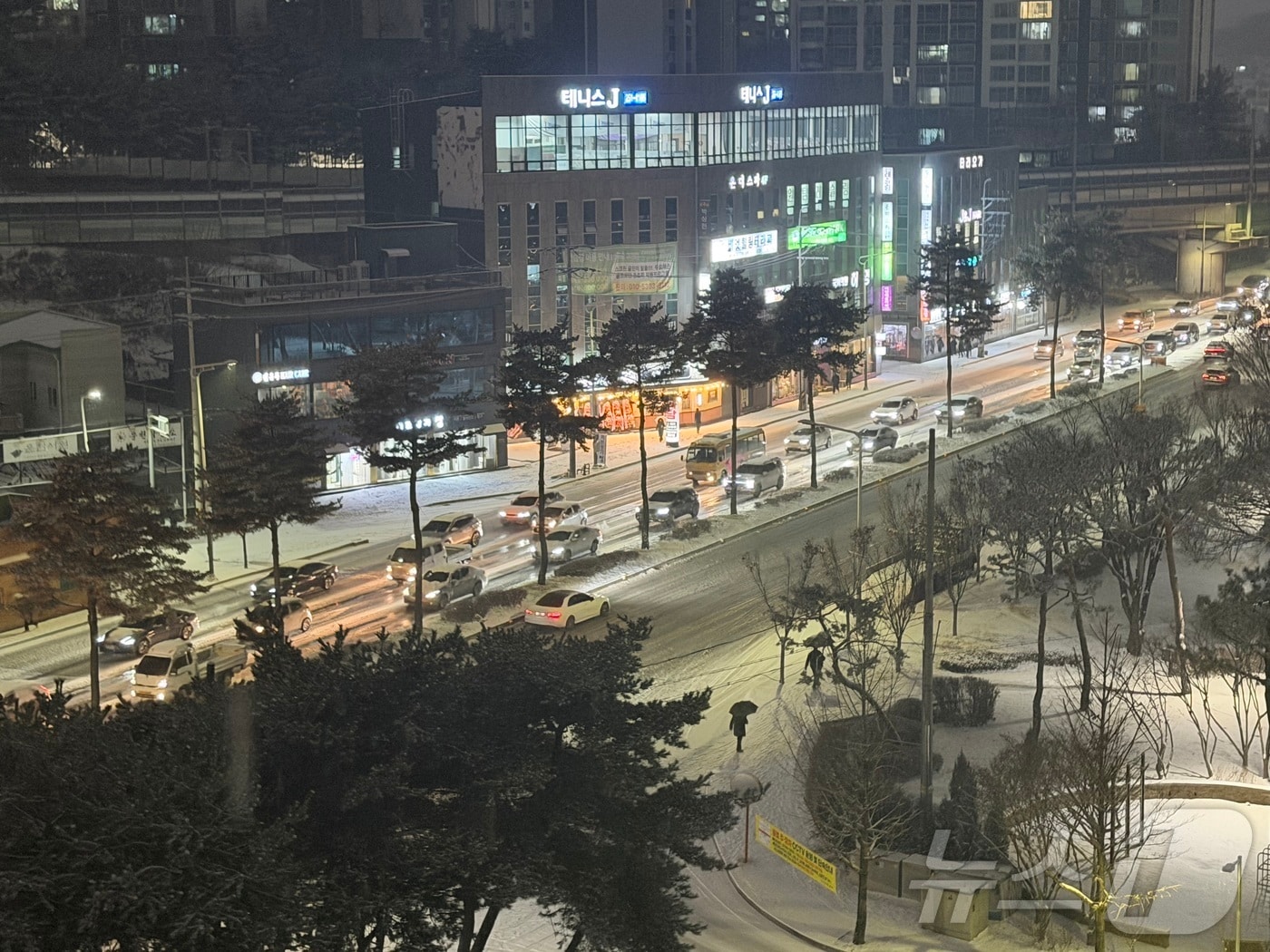 강원 춘천에 대설주의보가 발효된 23일 춘천시 퇴계동의 한 도로에서 차량이 서행하고 있다. 2025.12.23/뉴스1 ⓒ News1 한귀섭 기자