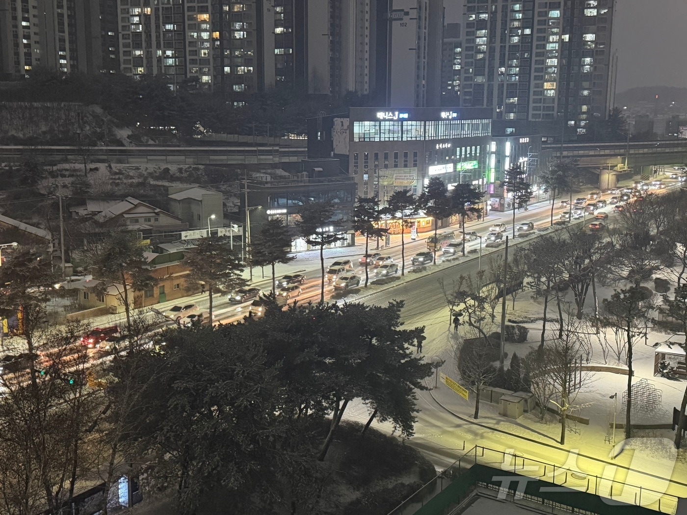 강원 춘천에 대설주의보가 발효된 23일 춘천시 퇴계동의 한 도로에서 차량이 서행하고 있다. 2025.12.23/뉴스1 ⓒ News1 한귀섭 기자